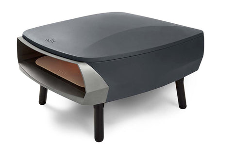 Der Witt ETNA FERMO Gas Pizzaofen von Witt ist ein moderner schwarzer Tischofen mit drei kurzen Beinen, einer breiten Frontöffnung und einem U-förmigen Gasbrenner für gleichmäßige Hitze - ideal für neapolitanische Pizzen, abgebildet auf weißem Hintergrund.