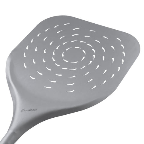 Un gros plan sur une pelle à pizza Essenza en aluminium 30cm/34cm avec une tête rectangulaire qui présente un motif de cercles concentriques de petites perforations. Le manche, qui rappelle la finition de l'aluminium anodisé, est légèrement bombé à l'extrémité de la poignée. Le mot "Essenza" est imprimé sur la poignée.