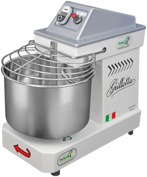 Ein professioneller Teigkneter mit einer großen Rührschüssel aus Edelstahl mit Drahtschutz, einem stabilen Sockel und Bedienknöpfen auf der Oberseite. Der Famag Grilletta IM 5 Spiralkneter 10V ist mit dem „Famag Grilletta“-Branding und Aufklebern der italienischen Flagge versehen und bietet 10 Geschwindigkeiten für präzises Mischen.