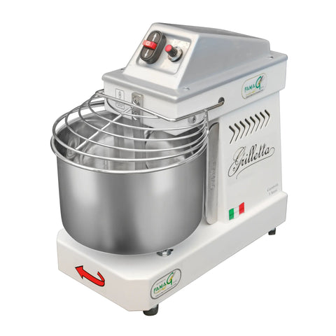 Ein silber-weißer Famag Grilletta IM 5 Spiralkneter 10V HH Standmixer in Industriequalität mit einer Edelstahlschüssel und Drahtschutzgitter. Er verfügt über rote und schwarze Bedienknöpfe auf der Oberseite, die Aufschrift „Famag Grilletta“ sowie eine kleine italienische Flagge an der Seite, was ihn perfekt für den professionellen Einsatz in der Küche macht.