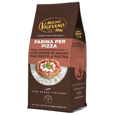 Eine braune Packung Mehl Molino Vigevano Pizzamehl 500 g. Typ1 von Molino Vigevano trägt ein Etikett mit der Aufschrift „Farina per Pizza“ neben einem Bild einer Pizza mit Tomaten und Basilikum. Der Text hebt hervor, dass das Mehl aus italienischem Weizen hergestellt und schonend mit Weizenkeim gemahlen wird, um die natürlichen Aromen zu erhalten.
