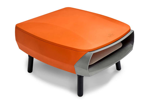Der Witt ETNA FERMO Gas Pizzaofen von Witt ist ein kompakter, orangefarbener Ofen mit schwarzen Beinen, einer Frontöffnung aus Metall und einem U-förmigen Gasbrenner - ideal zum Kochen im Freien und zum Backen authentischer neapolitanischer Pizzen.