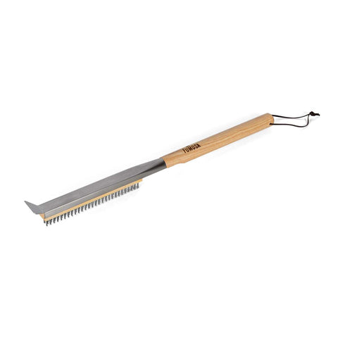 Eine Grillbürste mit langem Griff, Holzgriff und Borsten aus rostfreiem Stahl. Die FUMOSA Pizzaofen-Bürste mit Schaber von Fumosa, ideal für die Reinigung von Pizzasteinen, verfügt über einen Schaber an einem Ende und eine Aufhängeöse am Griff.