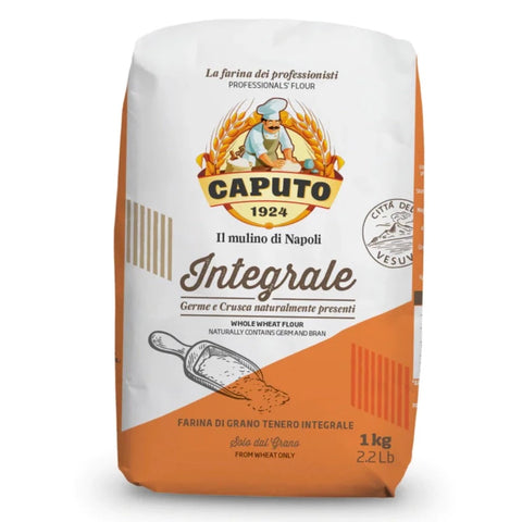 Eine Packung Mulino Caputo Vollkornmehl, oder Caputo Integrale, mit einem Gewicht von 1 kg (2,2 lbs). Die überwiegend weiß-orangefarbene Verpackung zeigt das Markenlogo „Caputo 1924“ mit einer Weizenabbildung, die die natürlichen und ballaststoffreichen Inhaltsstoffe hervorhebt. Der Text ist in Italienisch und Englisch.