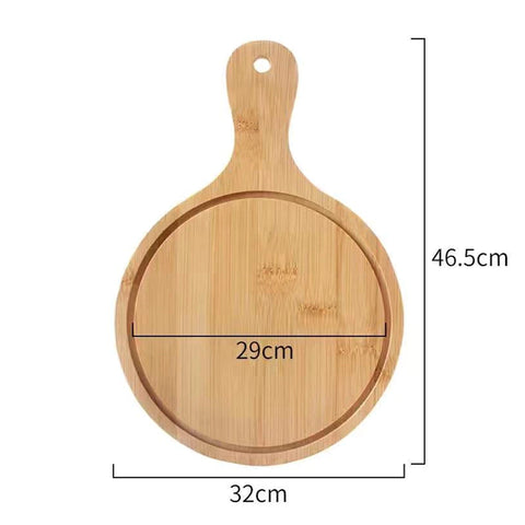 Das Pizzalovers Pizzabrett Bambus 32CM ist ein rundes Bambus-Pizzabrett mit Griff. Es misst inklusive Griff 46,5 cm in der Gesamtlänge, ist 32 cm breit und hat eine Schneidefläche mit einem Durchmesser von 29 cm. Der Griff verfügt außerdem über eine Halterung zum bequemen Aufhängen.