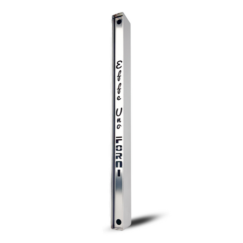 Ein hohes, dünnes, metallisches Objekt mit glänzender Oberfläche und rechteckigem Querschnitt weist an der Seite vertikal aufgedruckten schwarzen Text auf: „Effeuno Steamer“ und „LLORCI-“. Am oberen und unteren Ende befinden sich zwei kleine runde Löcher. Das Objekt ähnelt einem Bauteil aus der Dampferzeuger-Reihe von Effeuno und ist auf einem weißen Hintergrund isoliert.