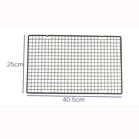 Ein rechteckiges Kühlgitter mit Gittermuster, 40,5 cm breit und 25 cm hoch, mit Antihaftbeschichtung für müheloses Reinigen und perfektes Auskühlen von Backwaren. Sein platzsparendes, verstaubar-Design sorgt für einfaches Verstauen bei Nichtgebrauch. Das Pizzalovers Auskühlgitter Edelstahl ist eine unverzichtbare Ergänzung für jede Küche.