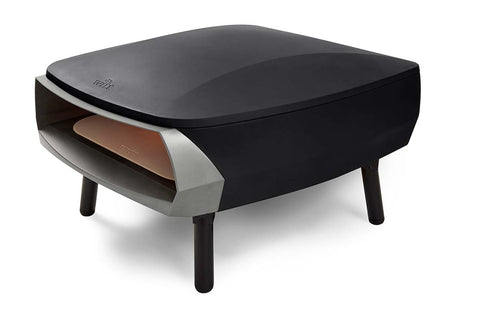 Der Witt ETNA FERMO Gas Pizzaofen von Witt ist ein schwarzer Tischofen mit drei Beinen, einer Frontöffnung, metallischen Akzenten und einer flachen Backfläche. Sein U-förmiger Gasbrenner sorgt für authentisch gebackene neapolitanische Pizzen im modernen Stil.