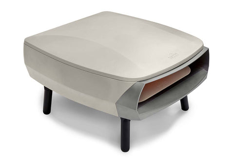 Der Witt ETNA FERMO Gas Pizzaofen von Witt ist ein Tischofen aus Edelstahl mit geschlossener gewölbter Oberseite, offener Front und drei schwarzen Beinen - ideal zum Backen von authentischen neapolitanischen Pizzen zu Hause.