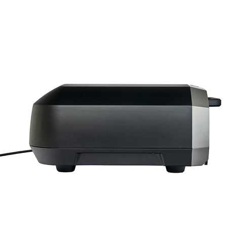 Seitenansicht eines schlanken Ooni Volt 12 Elektro Pizzaofens in elegantem Schwarz und Silber, mit einem von hinten kommenden Netzkabel, bereit zum Anschluss an eine 230-V-Steckdose. Der Pizzaofen, vor einem weißen Hintergrund platziert, zeigt sein modernes Design mit zwei sichtbaren Schlitzen zum Toasten von Brot. Aus diesem Winkel sind keine weiteren Funktionen oder Tasten sichtbar.