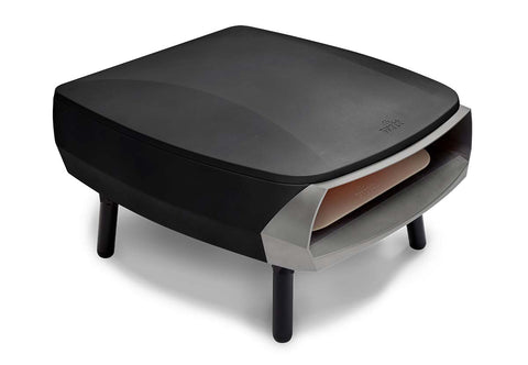 Der Witt ETNA FERMO Gas Pizzaofen von Witt zeichnet sich durch ein elegantes schwarzes Design mit kurzen Beinen und einer Frontöffnung aus Edelstahl für die Verwendung auf dem Tisch aus. Sein U-förmiger Gasbrenner sorgt für gleichmäßige Hitze, ideal für authentische neapolitanische Pizzen.