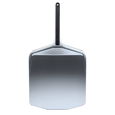 Bild einer flachen 16"-Pizzaschaufel von Ooni. Die Schaufel hat eine glatte, silberne, rechteckige Metalloberfläche mit abgeschrägten Kanten und einem schwarzen Griff und zeichnet sich durch ein langlebiges Design aus. Der Markenname „Ooni“ ist oben auf der flachen Metalloberfläche in der Nähe des Griffs eingeprägt.