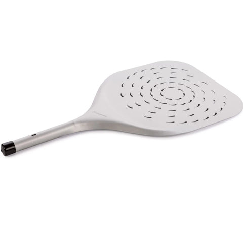 Une pelle à pizza Essenza argentée en aluminium 30 cm/34 cm en aluminium anodisé, avec une palette perforée avec des trous circulaires régulièrement disposés pour la circulation de l'air. Le long manche est muni à son extrémité d'un petit capuchon noir, parfait pour tout pizzaiolo en herbe.