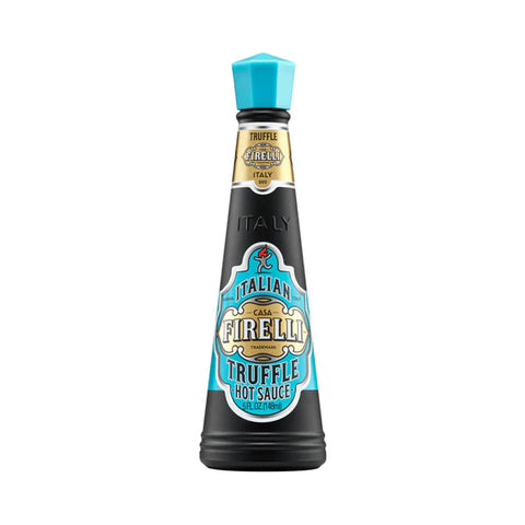 Eine Flasche Casa Firelli Original Trüffel Hot Sauce von Casa Firelli. Die Flasche ist schwarz mit blauem Deckel und goldenen Akzenten. Auf dem Etikett sind der Markenname und die Produktbeschreibung in Blau und Weiß zu sehen, was darauf hinweist, dass sie 5 oz (148 ml) köstliche Hot Sauce mit Trüffelgeschmack und kalarbischen Chilischoten enthält.