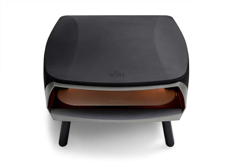 Der Witt ETNA FERMO Gas Pizzaofen ist ein schwarzer, moderner Ofen mit drei kurzen Beinen und einer offenen Front, die den Blick auf die Backfläche freigibt. Sein U-förmiger Gasbrenner sorgt für eine gleichmäßige Hitze für perfekte neapolitanische Pizzen - jedes Mal. Marke: Witt.