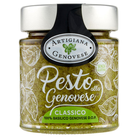 Abgebildet ist ein Glas Pizzalovers Pesto alla Genovese. Das Glas hat einen silbernen Deckel und ein schwarzes Etikett mit grünem Logo. Es enthält 100% Basilico Genovese D.O.P, Sonnenblumenkernöl und ist glutenfrei. Die Verpackung ist mit Basilikumblatt-Illustrationen verziert.