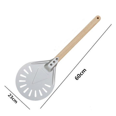 Abbildung eines Pizzalovers Pizzawenders (Drehen) mit einem 60 cm langen und 23 cm breiten Holzgriff. Das Metallteil ist rund mit Schlitzausschnitten und einem dreieckigen Abschnitt. Drei Nieten sind sichtbar, die den Griff am Metallteil befestigen.