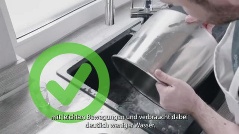 Eine Person gießt Wasser aus einem großen Topf in eine Spüle. Über dem Bild ist ein grünes Häkchensymbol eingeblendet, das die effektive Reinigung mit dem Teigreinigungstuch (Doppelpack) von Pizzalovers veranschaulicht. Unten wird deutscher Text angezeigt.