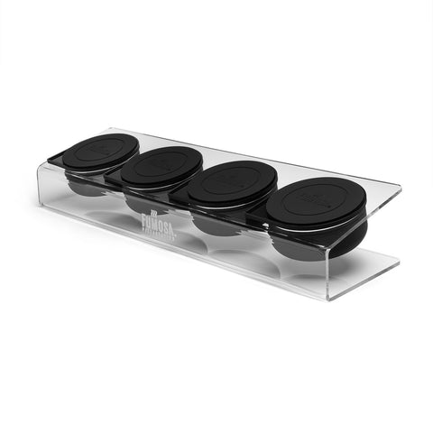 Ein schlankes, transparentes Präsentationsgestell hält vier schwarze, runde FUMOSA Pizzastation POMPEY Silikonbehälter in einer Reihe. Das minimalistische Design ergänzt die gleich großen Behälter mit glatten, flachen Deckeln, perfekt für jedes moderne Fumosa-Setup.