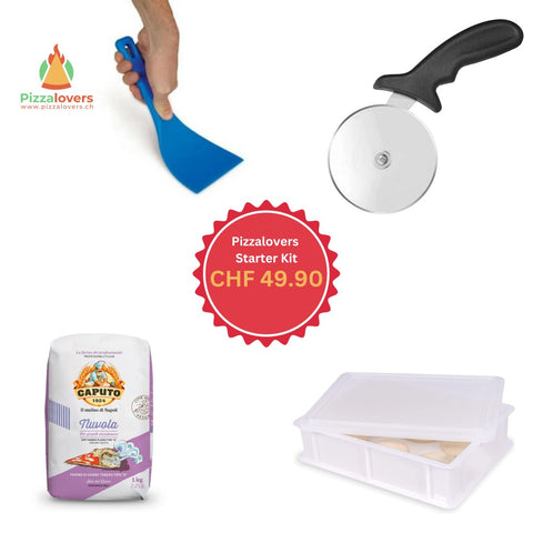 L'immagine mostra il Pizzalovers Starter Kit di Pizzalovers al prezzo di CHF 49.90. Il kit contiene un raschietto blu per la pasta, un tagliapizza con manico nero, 1 kg di farina Caputo "Nuvola" e un contenitore di plastica trasparente per l'impasto: tutto ciò che serve per una pizza perfetta. Il logo Pizzalovers è in alto a sinistra.