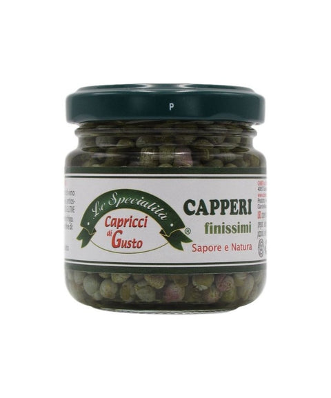 In einem kompakten Glasgefäß mit dunkelgrünem Deckel befindet sich „Kapern in Weinessig“ von Le Specialita. Das Etikett mit der Aufschrift „Sapore e Natura“ zeigt eine grüne Schleife mit rotem Siegel. In diesem edlen Gefäß, das sich ideal für die mediterrane Küche eignet, befinden sich Kapern, die auf meerwasserreichen Feldern geerntet wurden.