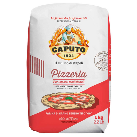 Abgebildet ist eine weiße Tüte Caputo Pizzeria Mehl. Auf der Tüte ist ein Koch und eine Pizza abgebildet, mit den Aufschriften „Il mulino di Napoli“, „1 kg“, „2,2 lbs“ und „Farina di Grano Tenero Tipo '00'“. Die lebhafte Verpackung ist überwiegend weiß mit roten Akzenten, perfekt für die Zubereitung authentischer neapolitanischer Pizza.
