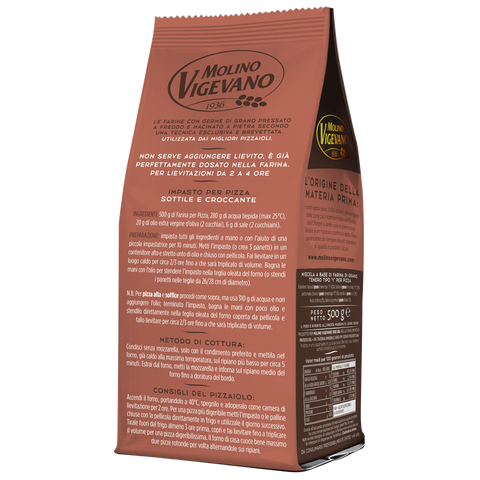 Ein braunes Molino Vigevano Mehl Molino Vigevano Pizzamehl 500 GR. Typ1-Verpackung mit Text in italienischer Sprache, der Produktinformationen und Anweisungen enthält. Die Verpackung mit der Aufschrift „1936“ enthält ein Logo, Zutaten wie Weizenkeim und Herstellungsdetails. Die Rückseite enthält Einzelheiten zur Zubereitung und Verwendung.