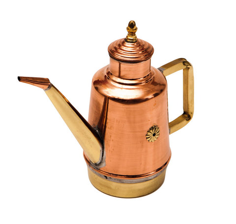 Eine Vintage-Teekanne aus Metall mit Ausguss und Griff aus poliertem Messing. Der Korpus der Teekanne hat ein Kupferfinish mit einem dekorativen Messingemblem an der Seite. Der Deckel erinnert an die *Gi.Metal Oliera / Olivenölkanne 0,45 Liter Kupfer* und hat einen goldenen Abschluss, der das klassische und elegante Design vervollständigt.