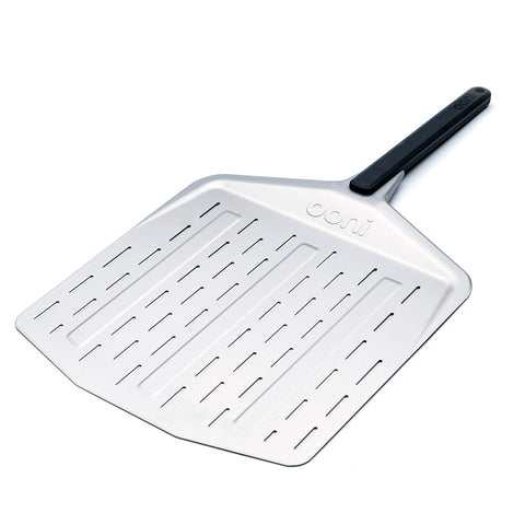 Die Ooni Pizzaschaufel 12" ist eine silberne Aluminiumschaufel mit schwarzem Griff und Perforationen für optimale Luftzirkulation. Sie trägt das „Ooni“-Logo auf der Oberfläche und eignet sich daher ideal zum effizienten Befördern von Pizzas in einen heißen Ofen und wieder heraus.
