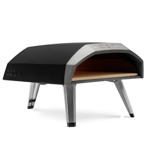 Der Ooni Koda 12, ein eleganter schwarzer Gas-Pizzaofen von Ooni, vereint moderne Ästhetik und Funktionalität mit einer Front und Beinen aus Edelstahl. Im Inneren befindet sich ein elegant geprägtes Steinbackbrett.