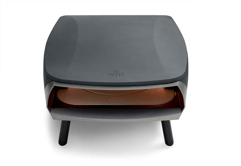 Der Witt ETNA ROTANTE Gas-Pizzaofen mit rotierendem Stein ist ein kompakter, moderner tragbarer Pizzaofen für den Außenbereich in elegantem schwarzen Design. Er steht auf drei stabilen Beinen und hat eine offene Vorderseite zum einfachen Einlegen der Pizza. Der Ofen hat eine glatte, leicht gewölbte Oberfläche mit dem Markennamen „Witt“ auf der Vorderseite. Er ist mit einem rotierenden Pizzastein ausgestattet, der ein gleichmäßiges Backen gewährleistet.