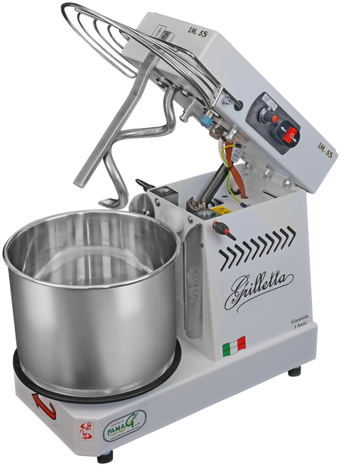 Un mixeur de pâte commercial de la marque "Famag Grilletta" dispose d'un bol en acier inoxydable, de commandes électroniques et d'un extérieur blanc. Le modèle Famag Grilletta IM 5-S | 10V | tête basculante | HH dispose d'un bras de levage avec différents embouts. La base est décorée de petits drapeaux et du logo de la marque, tandis qu'un compartiment ouvert montre le câblage interne et les composants.