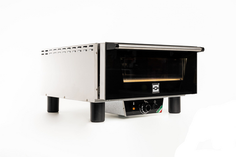 Der Effeuno Pizzaofen N4 Pizzaofen aus Edelstahl für die Arbeitsplatte verfügt über eine elegante schwarze Vordertür, Bedienknöpfe mit einstellbaren Temperatureinstellungen und einen beleuchteten Innenraum. Er ist mit seinen vier kurzen Beinen auf Stabilität ausgelegt und verkörpert minimalistisches Design, während er gleichzeitig traditionelle italienische Pizzabäcker-Handwerkskunst verkörpert.