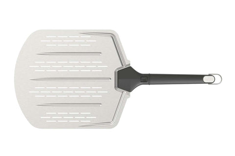 Ein Pizzaheber aus Metall mit schwarzem Griff und Loch zum Aufhängen, perfekt für Ihren ETNA Pizzaofen. Der Witt Aluminium Pizzaheber 36 CM verfügt über Schlitzlochungen und einen leicht erhöhten Rand auf einer Seite.
