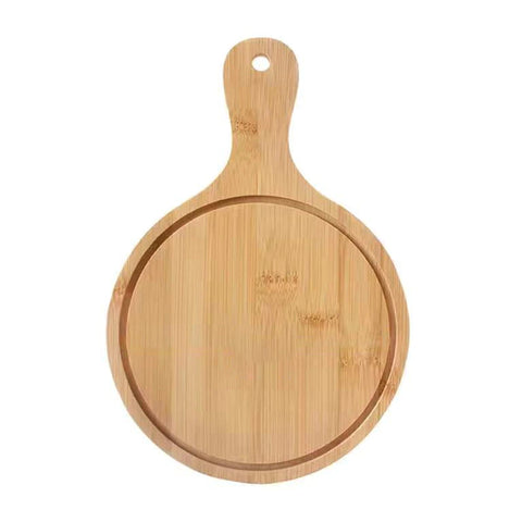 Das Pizzalovers Pizzabrett Bambus 32 cm ist ein rundes Schneidebrett aus Holz mit einer glatten hellbraunen Oberfläche. Dieses Brett hat eine erhöhte Kante um den Rand und einen verlängerten Griff an der Oberseite mit einem Loch zum Aufhängen. Die Holzmaserung ist sichtbar, was ihm ein natürliches, rustikales Aussehen verleiht. Es hat einen Durchmesser von 32 cm.