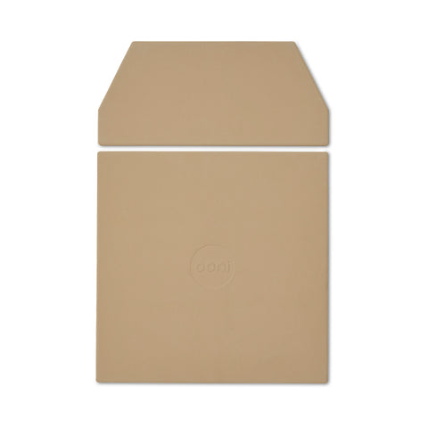 Eine beige, zweiteilige Yogamatte mit quadratischer Basis und trapezförmigem Kopfteil sowie einem dezenten Logo in der Mitte, das an den für seine Wärmespeicherung bekannten Ooni Karu 16 Stein von Ooni erinnert.