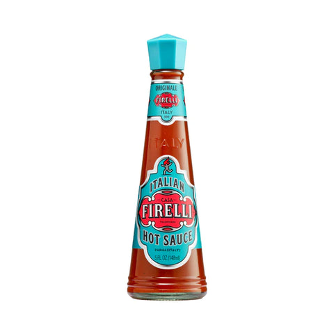 Abgebildet ist eine Flasche Casa Firelli Original Scharf. Die kegelförmige Flasche mit türkisem Verschluss trägt ein rot-türkises Etikett mit den stolzen Worten „Casa Firelli“ und „Original Scharf“. Diese 148 ml Sauce enthält die authentische Schärfe kalabrischer Chilischoten.