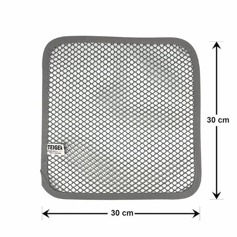 Das Teigreinigungstuch (Doppelpack) von Pizzalovers, bestehend aus einem quadratischen Maschennetz mit grauem Rand im Format 30 cm x 30 cm, dient als ideales Reinigungstuch Küche. Auf der linken Seite befindet sich ein Etikett mit Text. Dieses Netz, ideal zum Backutensilien reinigen, wird flach auf weißem Hintergrund präsentiert.