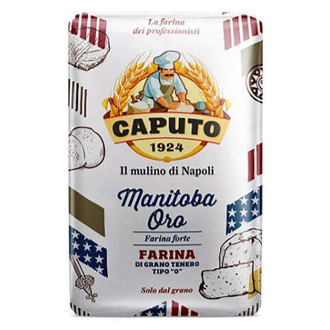 Packung Caputo Mehl Manitoba, mit einer Abbildung eines Bäckers mit Weizen- und Brotmotiven. Der Text lautet: „Caputo 1924“, „Il mulino di Napoli“, „Manitoba Oro“, „Farina forte“ und „Farina di grano tenero tipo '0'“, was auf einen hohen Glutengehalt hinweist, mit dekorativen Streifen und Sternen.