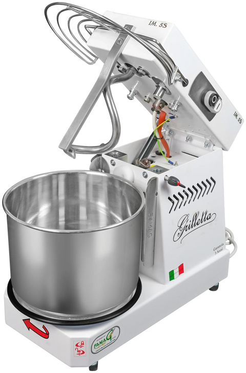 Der Famag Grilletta IM 5-S - kippbarer Kopf ist ein industrieller Teigkneter mit einer Edelstahlschüssel und dem bekannten Famag Grilletta Spiralmechanismus. Er verfügt über ein Bedienfeld und verschiedene Hebel, und auf dem Sockel ist stolz die italienische Flagge zu sehen, die seine Herkunft bestätigt. Dieser weiße Mixer verfügt über ein robustes Design, das all Ihre Teigmaschinenanforderungen erfüllt.