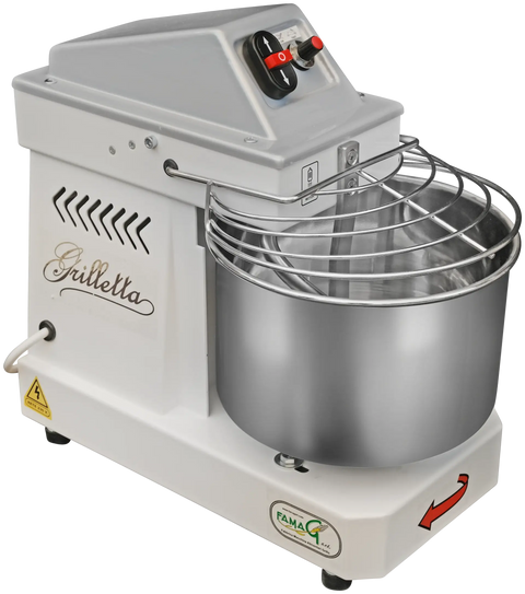Der Famag Grilletta IM 5 Spiralkneter 10V HH ist ein professioneller Teigkneter mit einer großen Edelstahlschüssel, einem Schutzgitter und einem Bedienfeld mit roten und schwarzen Schaltern. Die Maschine ist weiß und trägt die Marke „Famag Grilletta“, komplett mit Sicherheits- und Richtungspfeilen.