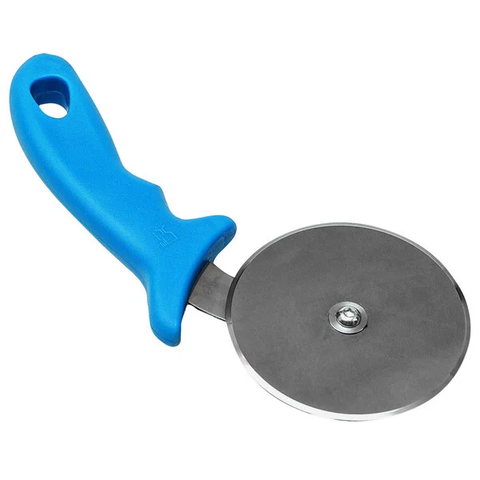 Der Pizzaschneider lo von Gi.Metal verfügt über einen blauen Kunststoffgriff und eine runde rostfreie Stahlklinge. Der ergonomische Griff hat am Ende ein Loch zum Aufhängen und die Klinge, mit optimalem Messerdurchmesser, ist mit einer Metallschraube sicher am Griff befestigt.