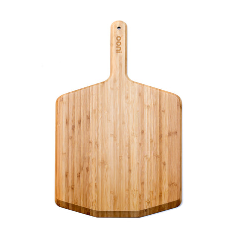 Die 12-Zoll-Ooni-Pizzaschaufel aus hochwertigem Holz verfügt über einen langen Griff mit Aufhängeloch und der Gravur „Ooni“ an der Oberseite. Ideal, um zu verhindern, dass der Pizzateig beim Einlegen in den Ofen kleben bleibt.
