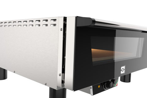 Der Pizzaofen Effeuno N5 von Effeuno ist ein eleganter, moderner Pizzaofen mit schwarzer und rostfreier Stahloberfläche. Er verfügt über ein Glasfenster und Bedienknöpfe an der Vorderseite und steht sicher auf vier stabilen Beinen. Ideal zum Backen italienischer Pizzas, wertet sein minimalistisches Design jede Küche auf.