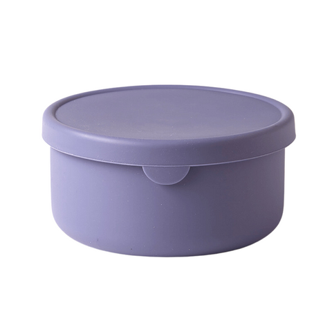 Il contenitore in silicone per pasta e ingredienti per pizza di Pizzalovers è un piccolo contenitore rotondo con superficie liscia e opaca di colore viola chiaro. È dotato di un coperchio coordinato, anch'esso di colore viola chiaro, con un piccolo labbro per facilitare l'apertura. Il design complessivo è minimalista e moderno.
