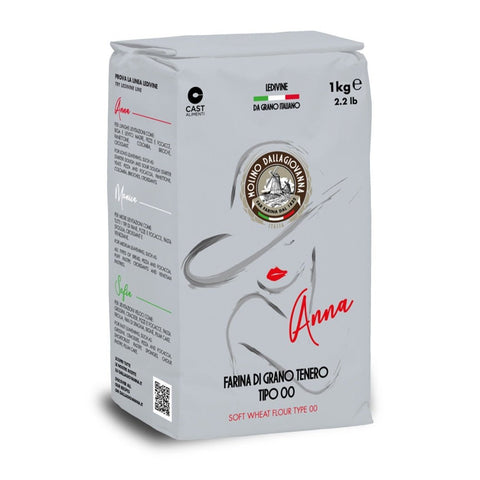 Eine 1 kg (2,2 lb) schwere Tüte Molino Dallagiovanna leDevine (Anna), perfekt für die Zubereitung neapolitanischer Pizza. Die weiße Verpackung mit schwarzem und rotem Text zeigt eine minimalistische Gesichtsskizze und das Logo von Molino Dallagiovanna, das die Qualität als Mehl des Typs 00 hervorhebt.