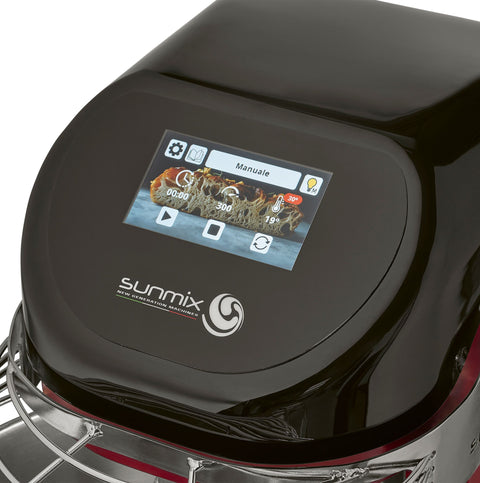 Nahaufnahme eines schwarzen Sunmix Sunmix EVO6 Line Professionelle Teigmaschine Touchscreen-Küchengeräts mit digitaler Touchscreen-Oberfläche. Der Bildschirm zeigt einen Timer, Temperatureinstellungen und den manuellen Modus sowie Symbole für Wiedergabe/Pause, Einstellungen und Temperaturregelung an. Das Gerät verfügt über ein schlankes, modernes Design, das ideal für professionelle Küchen ist.