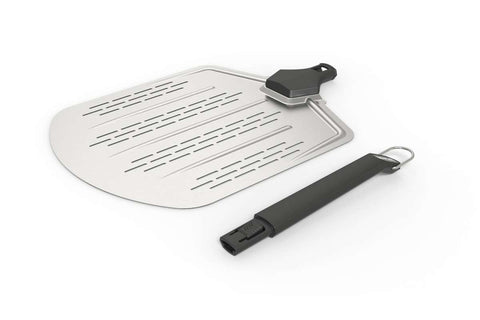 Illustration d'une pelle à pizza amovible Witt en aluminium de 36 CM avec une lame perforée et une poignée noire placée à côté sur un fond blanc. La poignée est munie d'un trou de suspension à son extrémité et est donc parfaitement adaptée à une utilisation avec votre four à pizza ETNA.