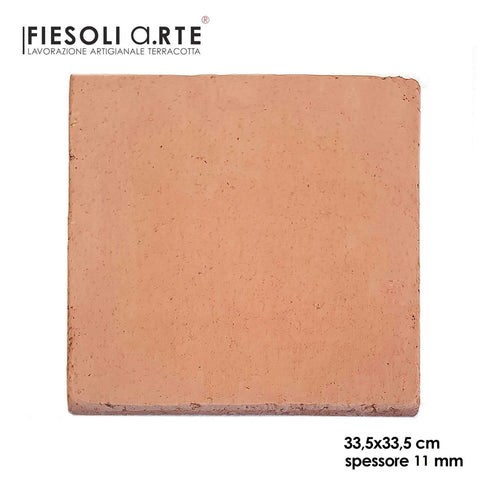 Der Terrakotta-Pizzastein für Ooni Koda 12 von Fiesoli besticht durch einen natürlichen, erdigen Farbton mit strukturierter Oberfläche. Er ist quadratisch (33,5 x 33,5 cm) und 11 mm dick – ideal zum Backen neapolitanischer Pizza auf weißem Untergrund. Italienische Markendetails werden elegant präsentiert.