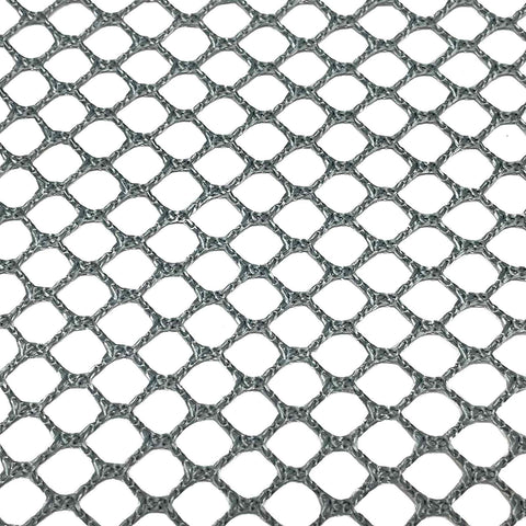 Nahaufnahme des Teiger Teigreinigungstuchs von Pizzalovers mit einem sechseckigen Drahtgeflecht in metallischem Look. Es eignet sich perfekt zum Reinigen von Backutensilien und ist in einem sich wiederholenden Muster auf weißem Hintergrund angeordnet, wodurch das komplizierte offene Gewebe der Maschenstruktur hervorgehoben wird.